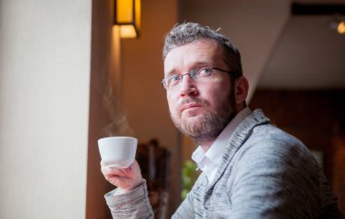 Şehir kafede kahve içme işadamı