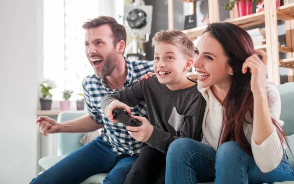 Aile iskambil video oyun konsolunda evde heyecanlı
