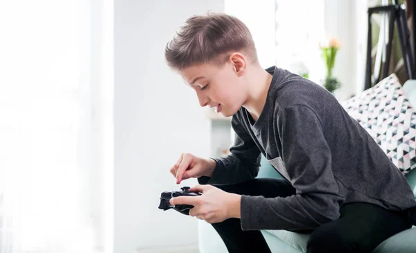 Aufgeregter Kleiner Junge Spielt Spiel Auf Konsole Hause — Stockfoto