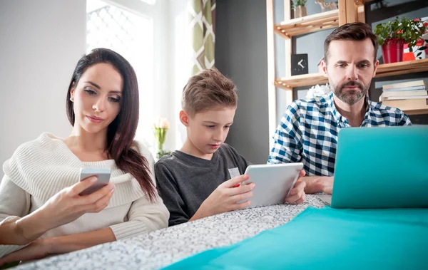 Familie Met Behulp Van Digitale Apparaten Tablet Laptop Smartphone Thuis — Stockfoto