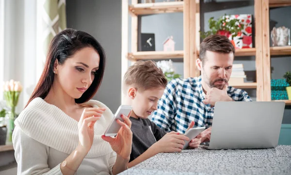 Familie Met Behulp Van Digitale Apparaten Tablet Laptop Smartphone Thuis — Stockfoto