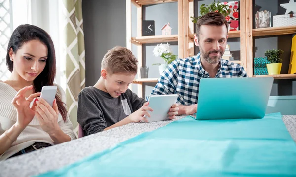 Digitális Eszközökkel Család Laptop Tabletta Okostelefon Otthon — Stock Fotó