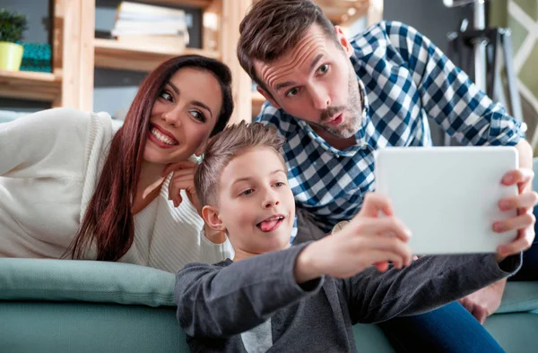 Família Jovem Usando Tablet Digital Casa — Fotografia de Stock