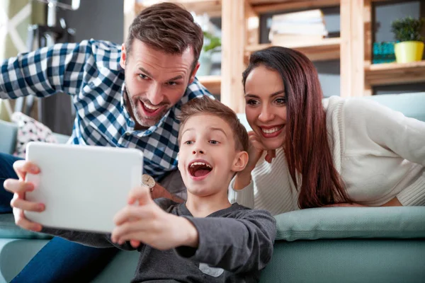 Mladá Rodina Doma Pomocí Digitálních Tabletu — Stock fotografie