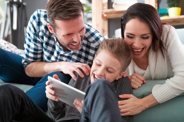 Família Jovem Usando Tablet Digital Casa — Fotografia de Stock