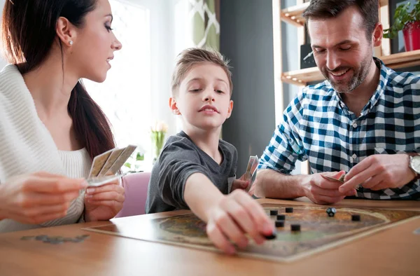 Feliz Família Absorbedly Jogar Jogo Tabuleiro Casa — Fotografia de Stock