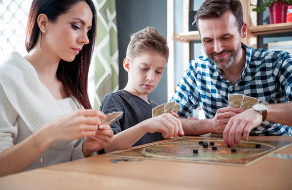 Счастливая Семья Поглощает Играть Настольные Игры Дома — стоковое фото