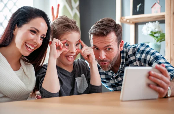 Fiatal Család Használ Digitális Tábla Otthon — Stock Fotó