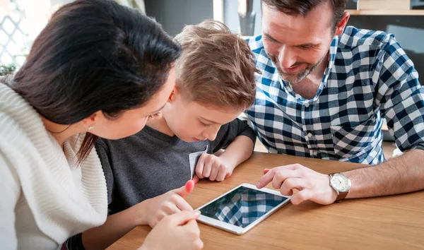 Jong Gezin Digitale Tablet Thuis Gebruiken — Stockfoto