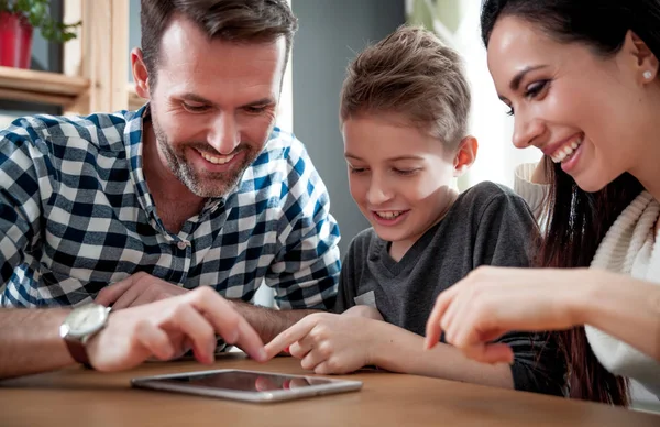 Jong Gezin Digitale Tablet Thuis Gebruiken — Stockfoto