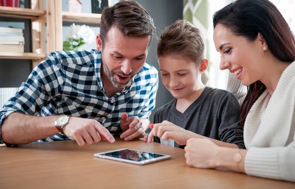 Fiatal Család Használ Digitális Tábla Otthon — Stock Fotó