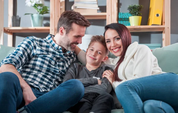 Jovem Família Amorosa Feliz Sentada Sofá Casa — Fotografia de Stock