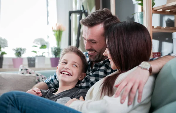 Junge Glückliche Liebende Familie Sitzt Hause Auf Dem Sofa — Stockfoto