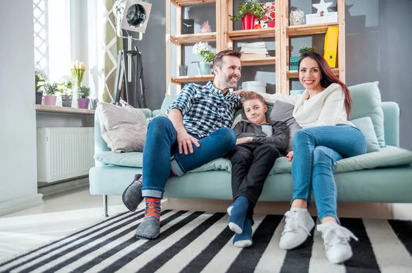 Mladá Šťastné Milující Rodina Sedí Gauči Doma — Stock fotografie