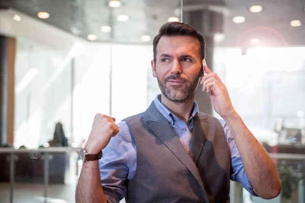 Hombre Negocios Exitoso Hablando Teléfono Inteligente Interior Moderno — Foto de Stock