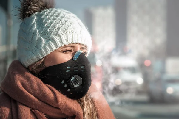 Junge Frau Mit Schutzmaske Wehrt Smog Stadtstraße — Stockfoto