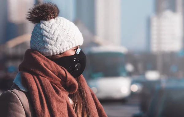 街でスモッグをかわし防護マスクを身に着けている若い女性 — ストック写真
