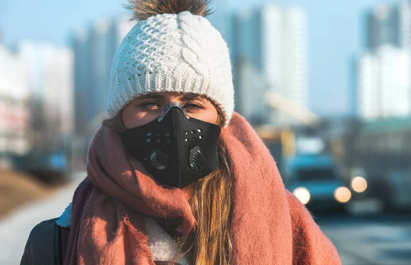 Young Woman Wearing Protective Mask Fending Smog City Street — Stock Photo, Image