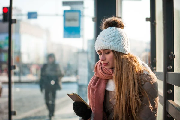 女はバス停で公共の Wifi エリアにスマート フォンを使用して — ストック写真