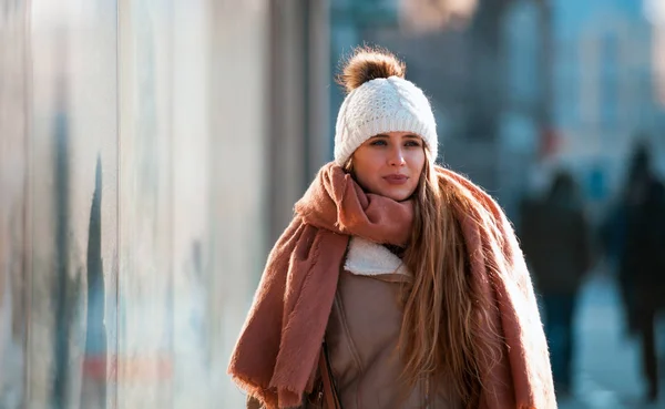 Ung Kvinna Promenader Staden Gatan Vintern — Stockfoto