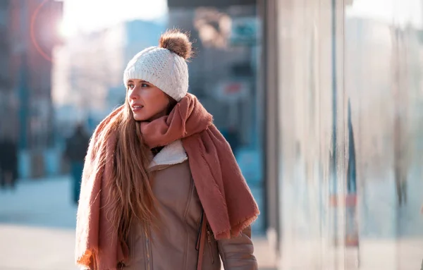 時に冬の街を歩いて若い女性 — ストック写真