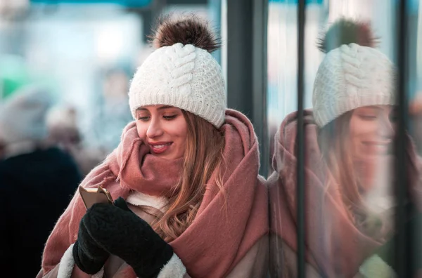 Молодая Женщина Помощью Мобильного Смартфона Городской Улице Зимнее Время — стоковое фото