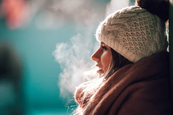 Retrato Mujer Joven Sombrero Lana Punto Frío Día Invierno —  Fotos de Stock