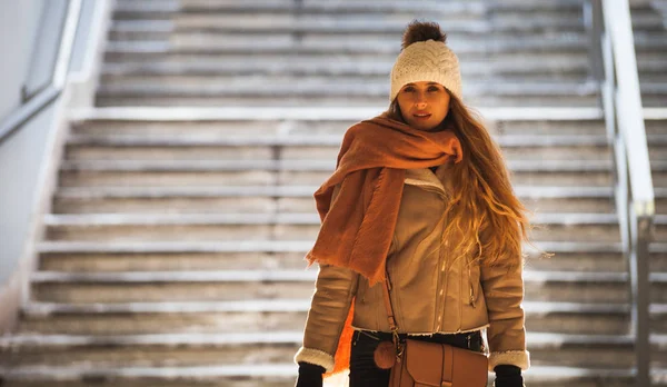 冬日站在地下走道的年轻女子 — 图库照片