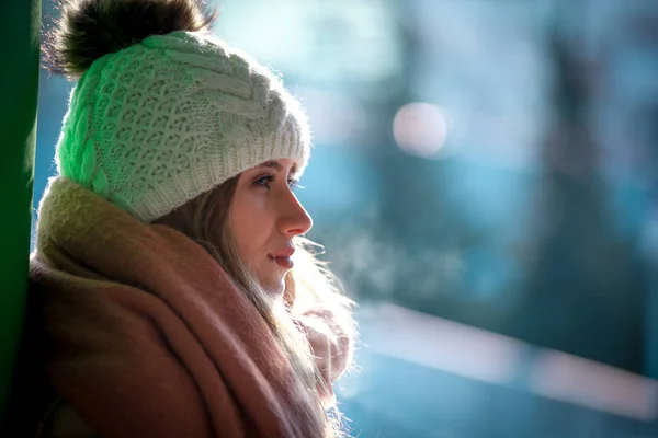 冬の寒い日にニット紡毛帽子の若い女性の肖像画 — ストック写真