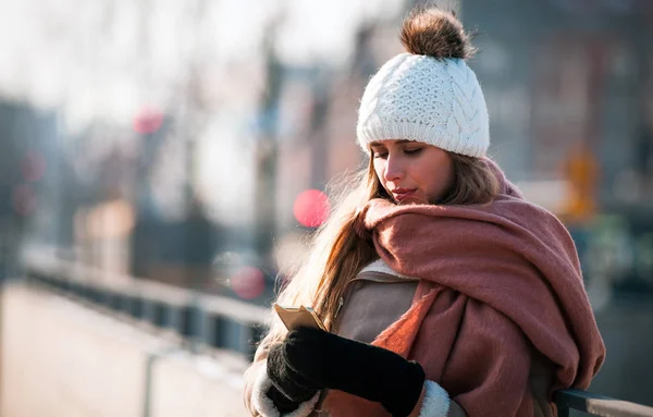 Mladá Žena Pomocí Mobilní Smartphone Městské Ulici Zimní Čas — Stock fotografie