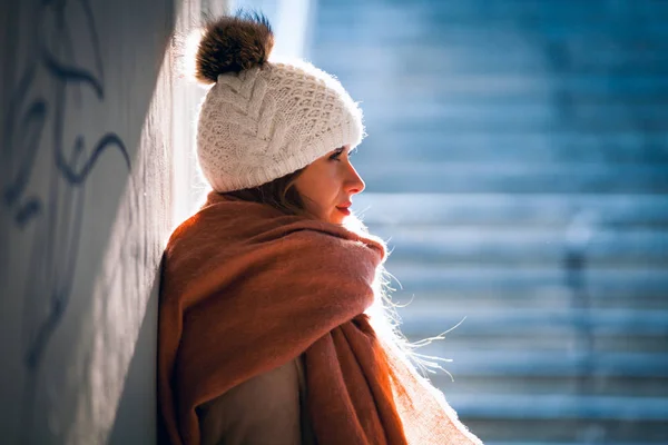 Ung Kvinna Som Står Underjordisk Gångväg Vinterdag — Stockfoto