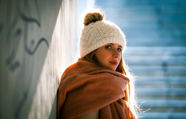 冬の日の地下通路に立っている若い女性 — ストック写真