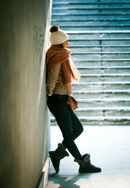 Νεαρή Γυναίκα Στέκεται Στην Υπόγεια Διάβαση Στην Μέρα Του Χειμώνα — Φωτογραφία Αρχείου