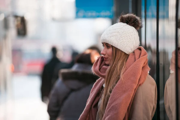 Junge Frau Mit Wollmütze Wartet Bus Bushaltestelle — Stockfoto