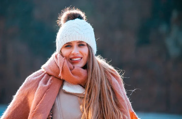 冷冬日针织羊毛帽中的年轻女子肖像 — 图库照片