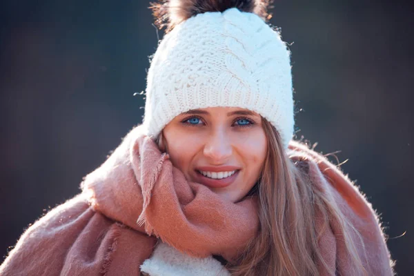 Портрет Молодої Жінки Язаному Вовняному Капелюсі Холодний Зимовий День — стокове фото