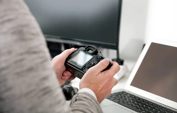 Fotograf Digitální Fotoaparát Přenosný Počítač Doma — Stock fotografie