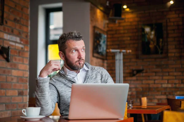 Muž Středního Věku Pracující Notebooku Pití Kávy — Stock fotografie