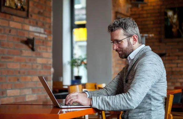 Hombre Mediana Edad Que Trabaja Ordenador Portátil Cafetería — Foto de Stock