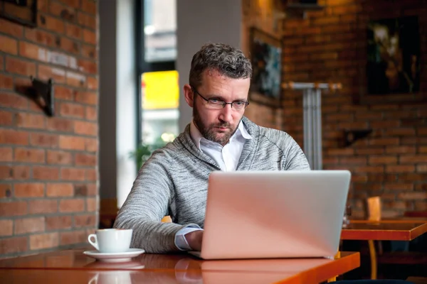 Hombre Mediana Edad Que Trabaja Ordenador Portátil Beber Café — Foto de Stock