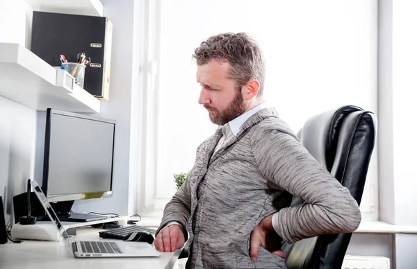 Mann Schreibtischbüro Leidet Unter Rückenschmerzen — Stockfoto
