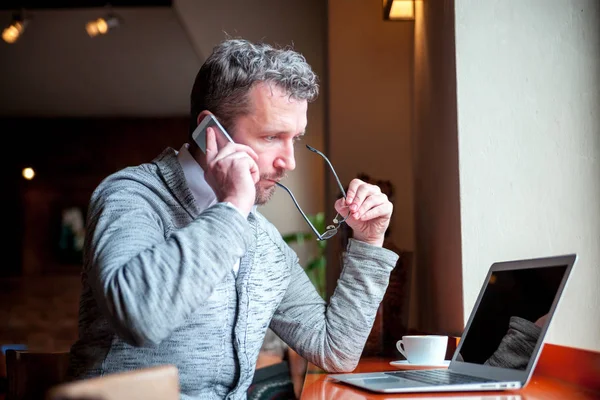 Empresario Hablando Smartphone Trabajando Laptop Cafetería — Foto de Stock