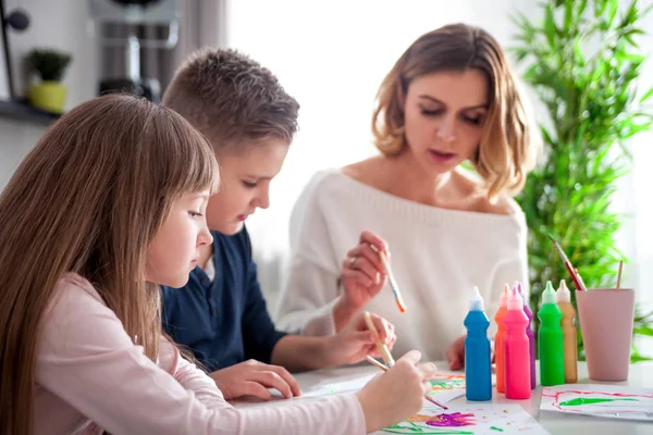 Madre Joven Con Niños Pintando Juntos Casa — Foto de Stock