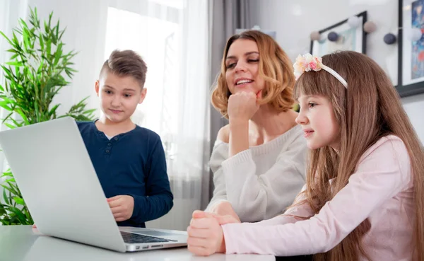 Fiatal Anya Gyerekek Használ Laptop Otthon — Stock Fotó