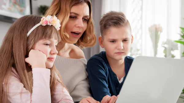 Fiatal Anya Gyerekek Használ Laptop Otthon — Stock Fotó