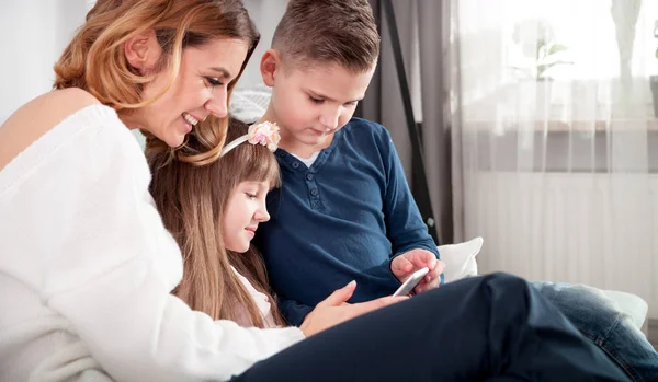 Jonge Moeder Met Kinderen Met Behulp Van Digitale Tablet Thuis — Stockfoto