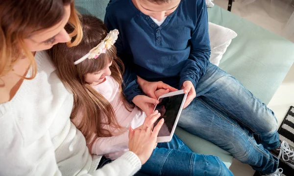 Jonge Moeder Met Kinderen Met Behulp Van Digitale Tablet Thuis — Stockfoto