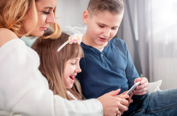 Jonge Moeder Met Kinderen Met Behulp Van Digitale Tablet Thuis — Stockfoto