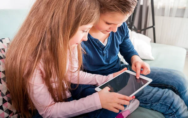 Preteen Menino Menina Brincando Com Tablet Computador Sofá — Fotografia de Stock