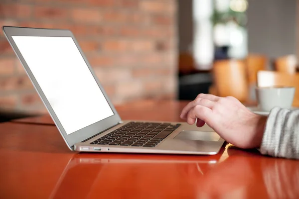 Weergave Van Mens Typen Het Toetsenbord Van Laptop Café Sluit — Stockfoto